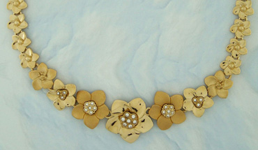 Colar dourado flores com detalhes em strass